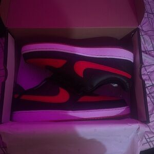 selling my jordan 1s great condition barley worn